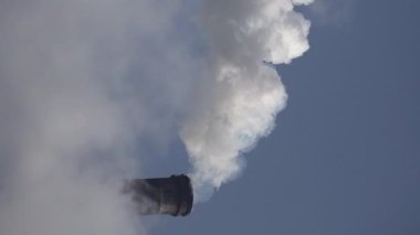 Duman bacadan geliyor. Dikey video