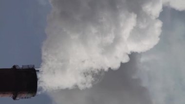 Duman bacadan geliyor. Dikey video