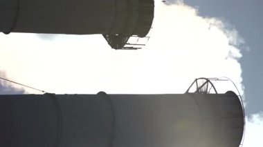 Duman bacadan geliyor. Dikey video