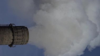 Duman bacadan geliyor. Dikey video