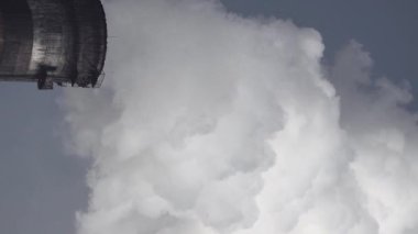 Duman bacadan geliyor. Dikey video