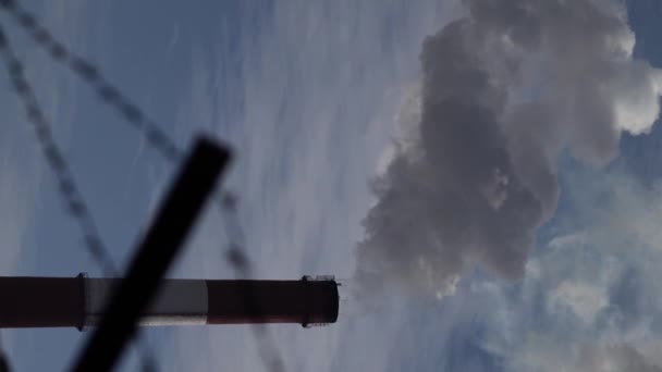 La fumée vient de la cheminée. Vidéo verticale — Video