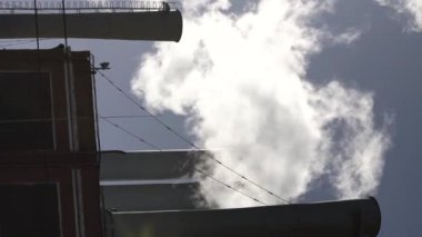 Duman bacadan geliyor. Dikey video