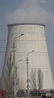 Duman bacadan geliyor. Dikey video