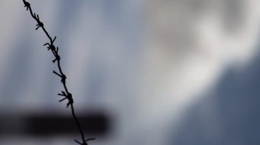 Duman bacadan geliyor. Dikey video