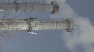 Duman bacadan geliyor. Dikey video