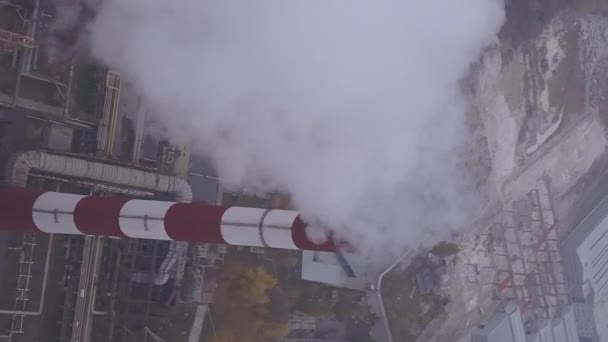 El humo viene de la chimenea. Vídeo vertical — Vídeo de stock