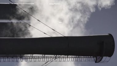 Duman bacadan geliyor. Dikey video