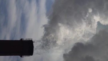 Duman bacadan geliyor. Dikey video