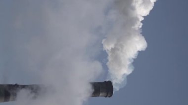 Duman bacadan geliyor. Dikey video