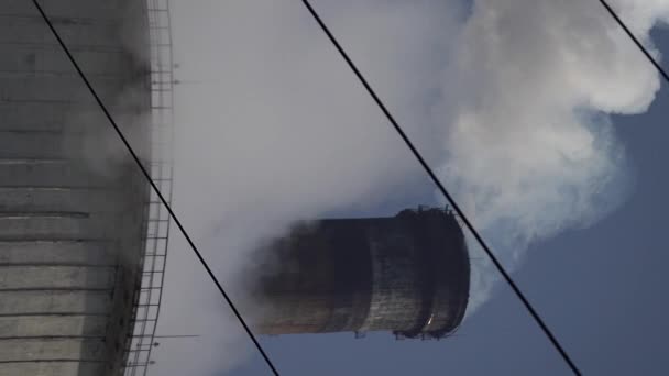 煙は煙突から出ています。垂直ビデオ — ストック動画