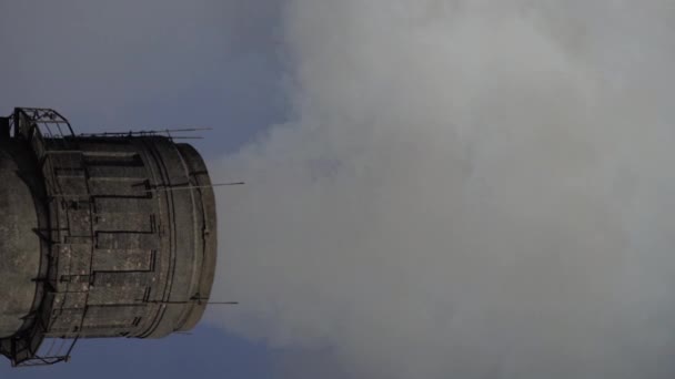 Rök kommer från skorstenen. Vertikal video — Stockvideo