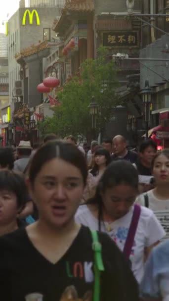 Натовп людей на вулицях міста. Пекін. Китай. Вертикальне відео — стокове відео