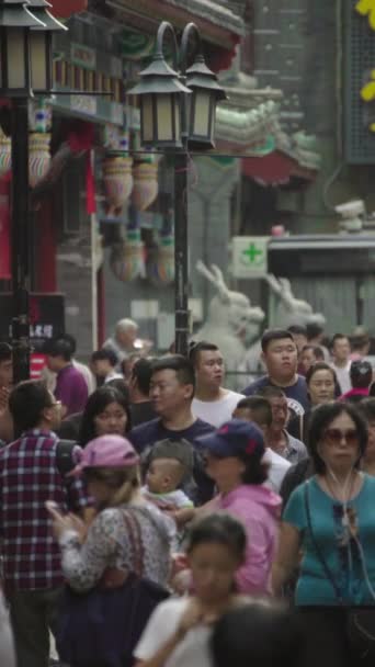 Una folla di persone per le strade della città. Pechino. La Cina. Video verticale — Video Stock
