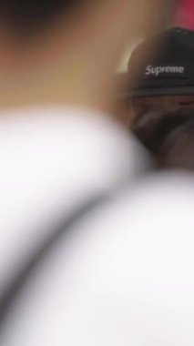 Şehrin sokaklarında bir grup insan var. Pekin 'de. Çin. Dikey video