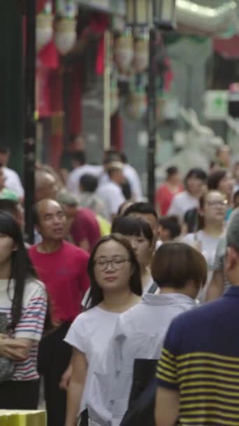 Tłum ludzi na ulicach miasta. Pekin. W Chinach. Pionowe wideo — Wideo stockowe