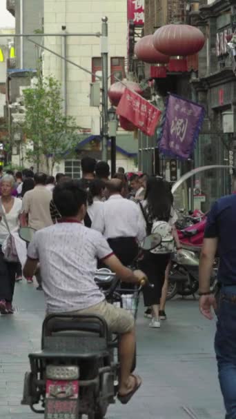 Egy csomó ember a város utcáin. Peking. Kína. Függőleges videó — Stock videók