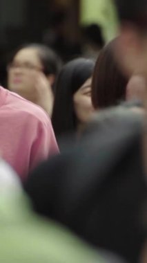 Şehrin sokaklarında bir grup insan var. Pekin 'de. Çin. Dikey video