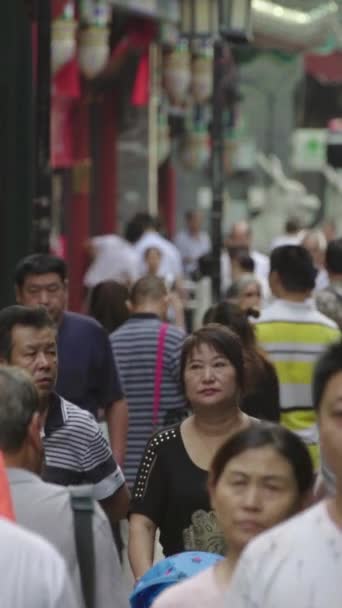 Egy csomó ember a város utcáin. Peking. Kína. Függőleges videó — Stock videók