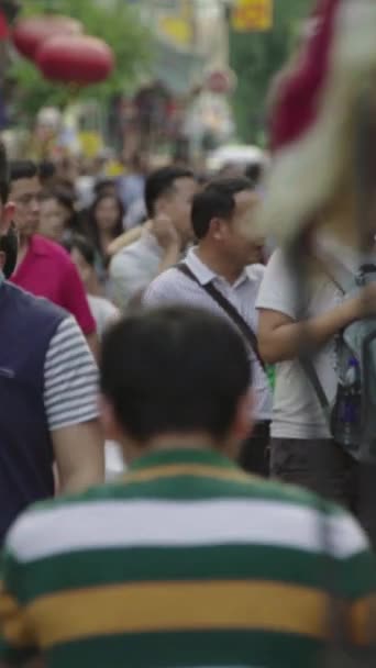 Ένα πλήθος ανθρώπων στους δρόμους της πόλης. Πεκίνο. Στην Κίνα. Κάθετη βίντεο — Αρχείο Βίντεο