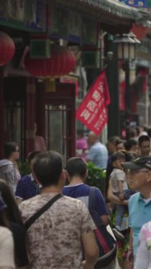 Şehrin sokaklarında bir grup insan var. Pekin 'de. Çin. Dikey video