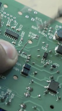 Elektronik pano üretimi. Yakın plan. Dikey video