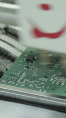 Elektronik pano üretimi. Yakın plan. Dikey video