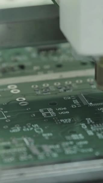 Productie van elektronisch karton. Een close-up. Verticale video — Stockvideo