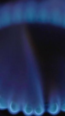 Gaz ocağındaki bir ocakta yangın. Dikey video