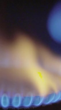 Gaz ocağındaki bir ocakta yangın. Dikey video