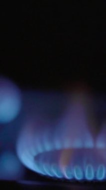 Gaz ocağındaki bir ocakta yangın. Dikey video