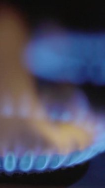 Gaz ocağındaki bir ocakta yangın. Dikey video