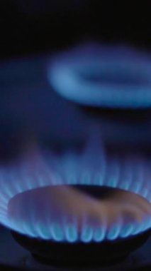 Gaz ocağındaki bir ocakta yangın. Dikey video