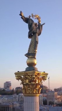 Ukrayna, Kyiv 'deki Independence Meydanı' ndaki anıt. Dikey video