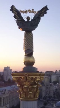 Ukrayna, Kyiv 'deki Independence Meydanı' ndaki anıt. Dikey video