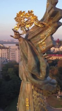 Ukrayna, Kyiv 'deki Independence Meydanı' ndaki anıt. Dikey video