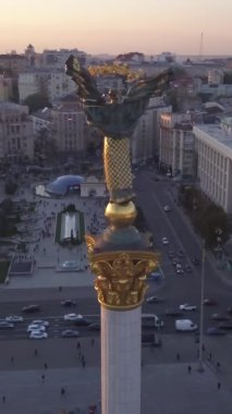 Ukrayna, Kyiv 'deki Independence Meydanı' ndaki anıt. Dikey video