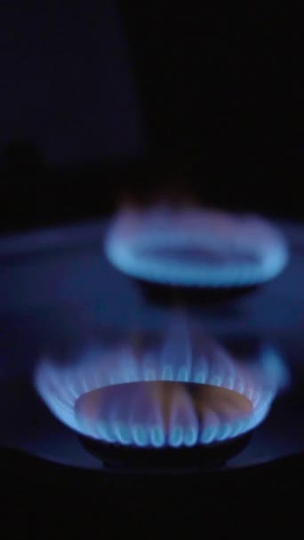 Foc într-un stoker de gaz pe o sobă de gaz. Video vertical — Videoclip de stoc