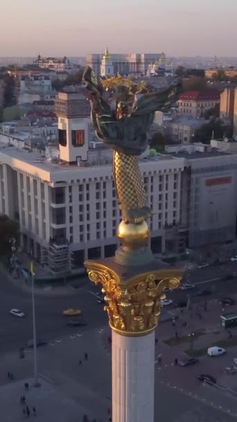 Monument på Självständighetstorget i Kiev, Ukraina. Vertikal video — Stockvideo