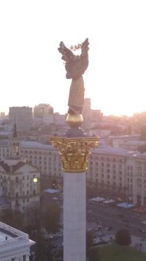 Ukrayna, Kyiv 'deki Independence Meydanı' ndaki anıt. Dikey video