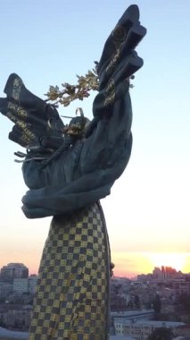 Ukrayna, Kyiv 'deki Independence Meydanı' ndaki anıt. Dikey video