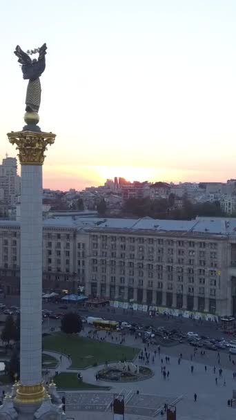 Monumento sulla Piazza dell'Indipendenza a Kiev, Ucraina. Video verticale — Video Stock
