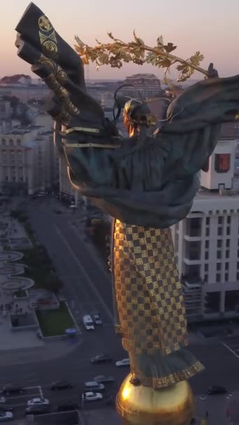 Monumento na Praça da Independência em Kiev, Ucrânia. Vídeo vertical — Vídeo de Stock