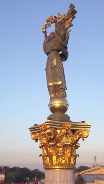 Monumento na Praça da Independência em Kiev, Ucrânia. Vídeo vertical — Vídeo de Stock