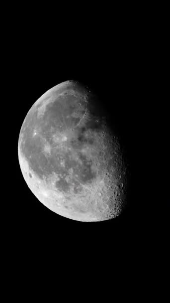 Mond aus nächster Nähe. Satellit Planet. Vertikales Video — Stockvideo