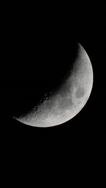 Gros plan sur la lune. Le satellite planétaire. Vidéo verticale — Video