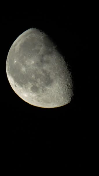 Um grande plano lunar. Planeta satélite. Vídeo vertical — Vídeo de Stock