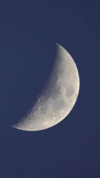 Primer plano de la Luna. Planeta satélite. Vídeo vertical — Vídeos de Stock