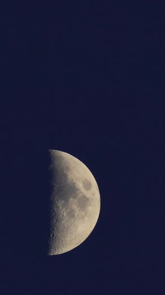 Primer plano de la Luna. Planeta satélite. Vídeo vertical — Vídeos de Stock