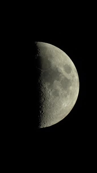 Primer plano de la Luna. Planeta satélite. Vídeo vertical — Vídeos de Stock